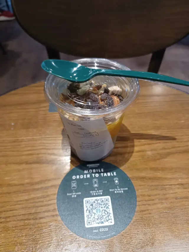 個純素奇亞籽芒果燕麥奶芭菲係甜品。將芒果肉混入燕麥及其他碎果仁。好味。我個人未食過此等甜品。