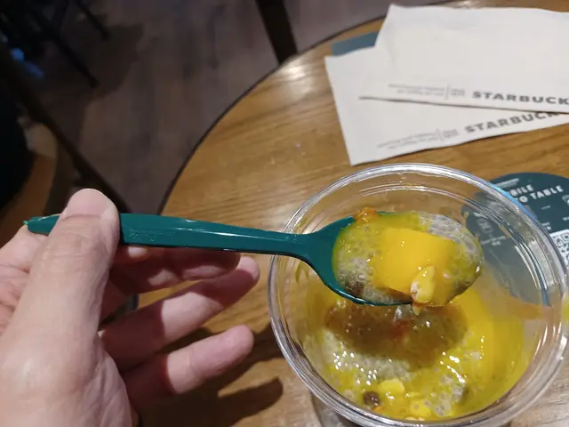 個純素奇亞籽芒果燕麥奶芭菲係甜品。將芒果肉混入燕麥及其他碎果仁。好味。我個人未食過此等甜品。