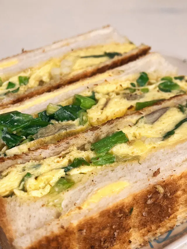 厚厚嘅白麵包中間仲要攝咗層牛油