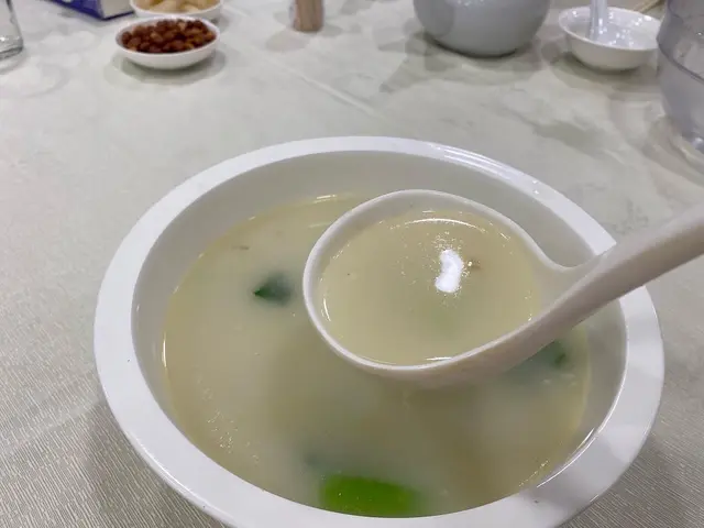 個湯鮮甜，唔錯☺️裡面仲有啲菜心（我飲左幾碗，但係驚食唔落其他送，咁淨低既由佢🥲） 