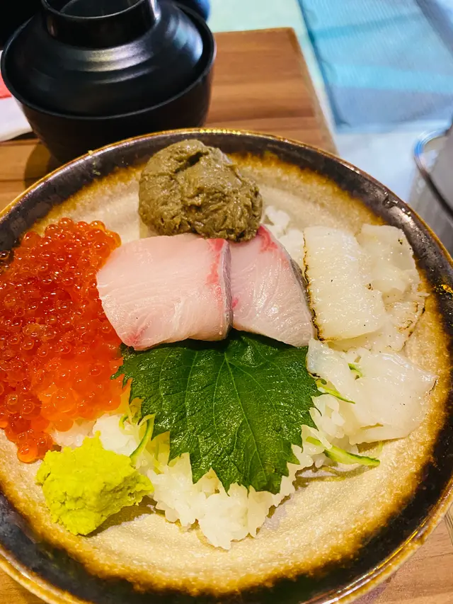 火炙左口魚邊油甘魚三文魚子蟹膏丼
