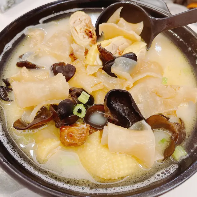 入面幾多花膠，而且個湯應該熬左好耐，超級入味！雞肉亦好嫩滑，而且有個爐一直熱住，慢慢食慢慢飲當堂暖曬，裡面好多骨膠原，女士摯愛😆