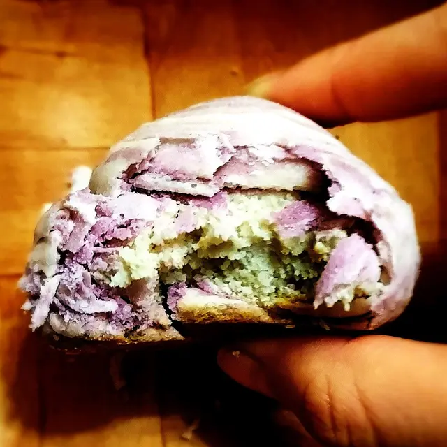 粉紫色嘅酥皮層次分明，內餡嘅芋頭蓉尚算濃郁，口感相當幼滑，滿滿一粒非常足料。😋