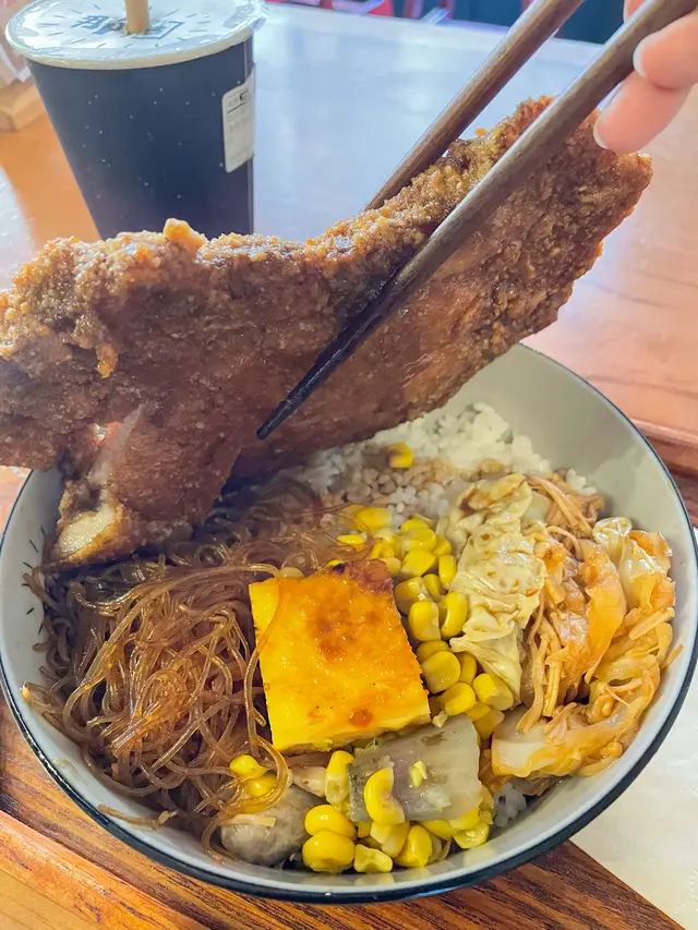 那個滷排骨便當