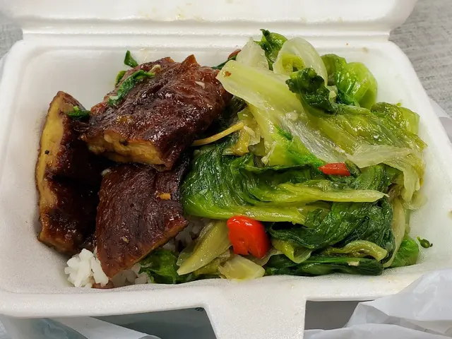 鴻運素乳豬、椒絲腐乳炒唐生菜 配飯