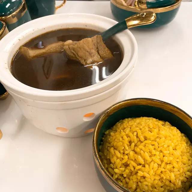 一字骨肉骨茶配黃薑飯