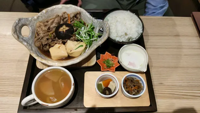 牛肉份量多,肉質偏瘦,但不會太韌,溫泉蛋蛋味香濃,湯底非常濃郁,蔬菜湯好清甜
