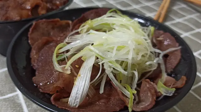 燒牛舌丼