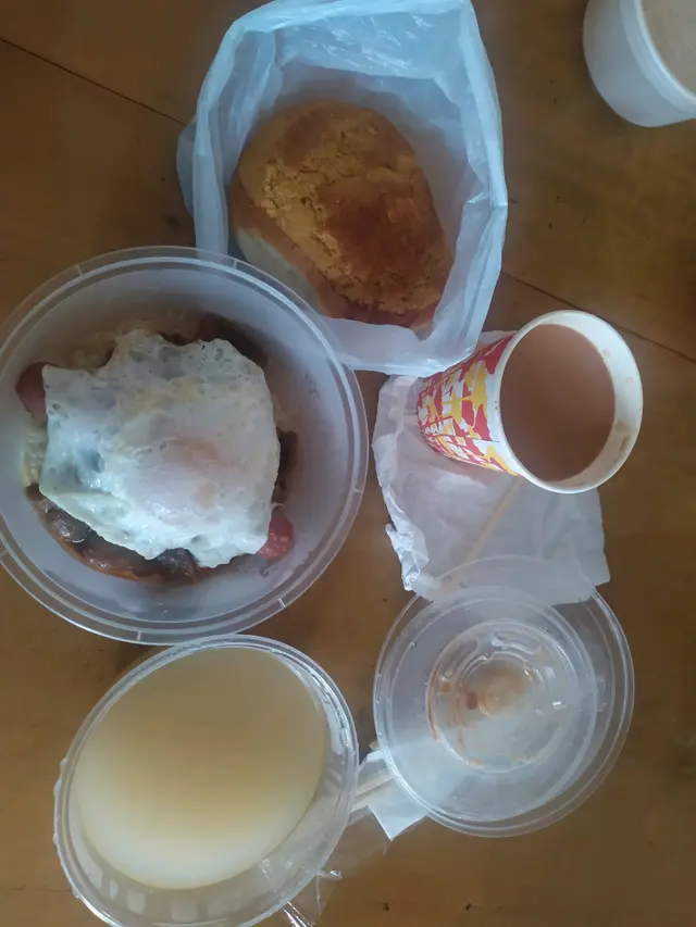 奶茶點選了茶走，卻沒有下煉奶。茶的濃度是可以的，也有微微的茶香，只是略嫌不夠滑口，尚有許多進步的空間。