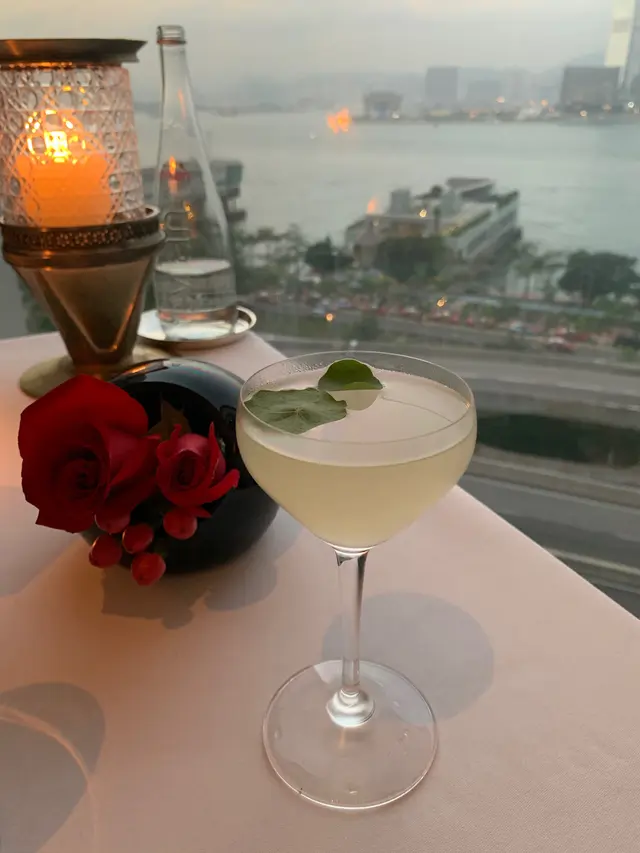 佢既bar  tender同cocktail  drink  list一向出名，名老實講我唔記得喇！唔好睇佢細細杯，味道非常突出，餐前傾計慢慢飲，幾浪漫架。