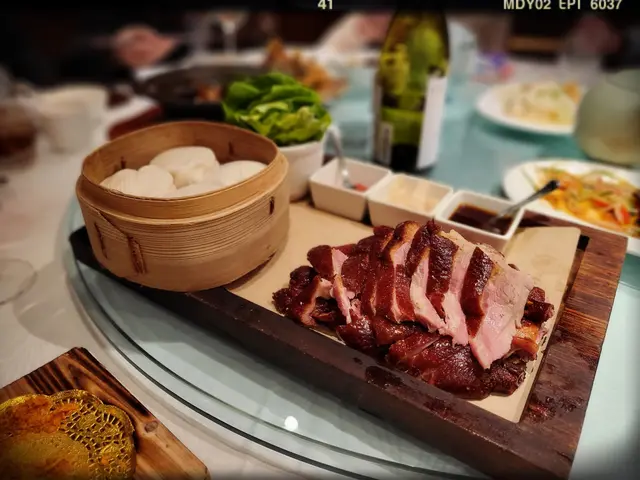慢烤脆香茶燻鴨（$198/半隻）