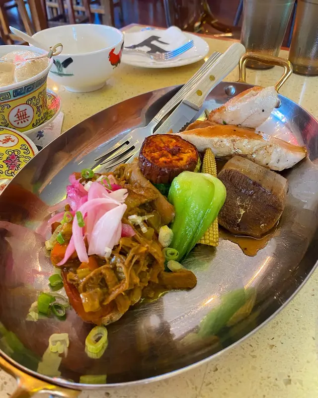 香煎紐西蘭雞胸肉 油封幼嫩牛舌 配炸美國薯仔及香噴噴羊肉雜菜咖喱醬