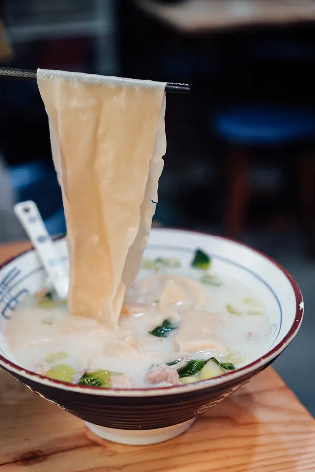 嫩雞白布湯闊麵