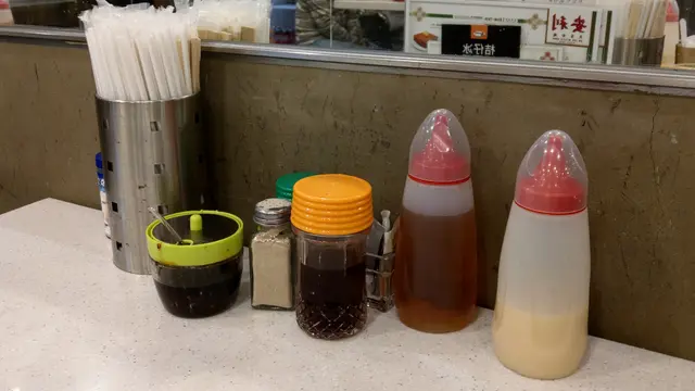 桌上備有調味料、糖漿及餐具...等