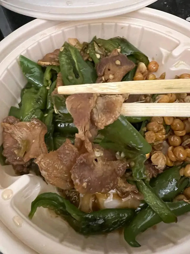 辣椒炒肉拌米線