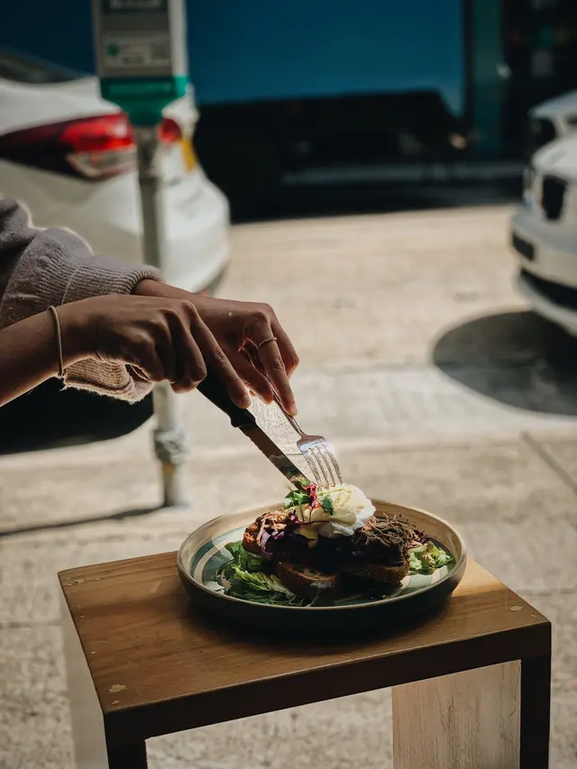 手撕慢煮鴨腿肉配水煮蛋