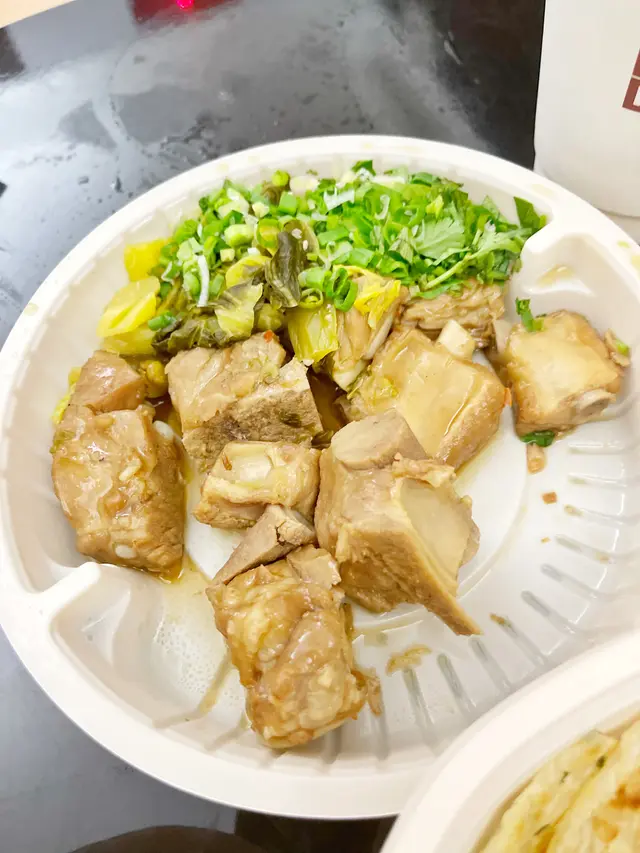 酸菜排骨湯米線