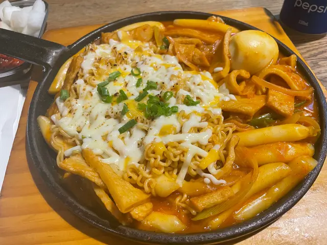 芝士炒年糕伴拉麵