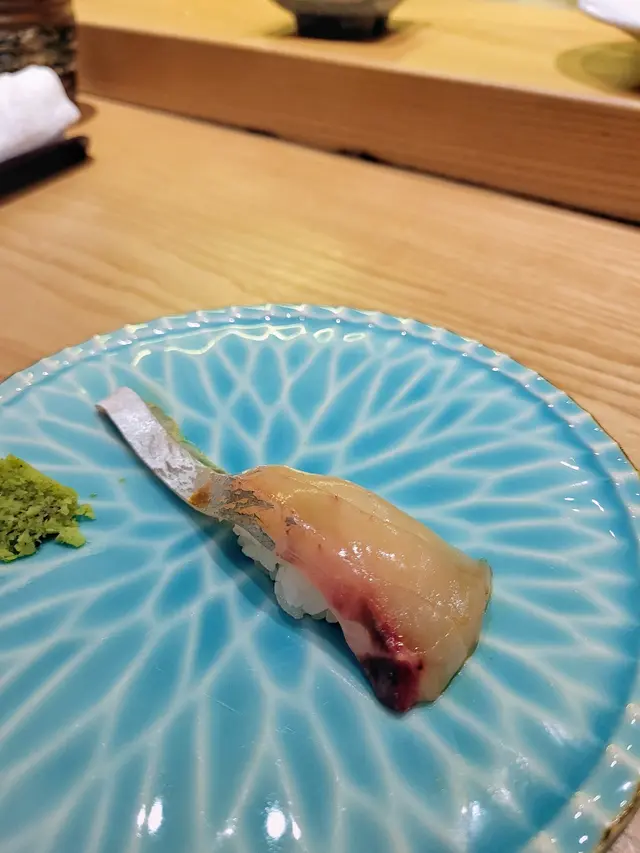 深海池魚一直被視為最鮮美的白身魚之一，同樣保持魚油甘香濃郁，鮮味餘韻十足 