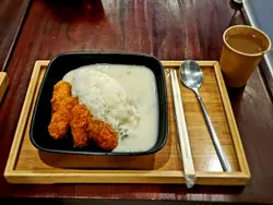 50蚊都唔洗就有4粒大大只嘅蚝,仲要炸得非常香脆,一咬落去啲汁多到喷出嚟!酱汁分别有日式咖哩同忌廉蘑菇就拣咗后者,份量俾得毫不吝啬,味道亦都十分浓郁,不过完全冇油腻嘅感觉!😋