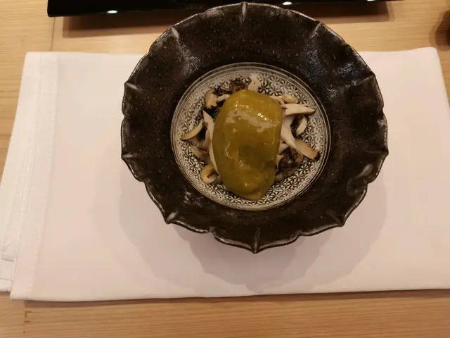 清蒸鲍鱼配鲍鱼肝酱