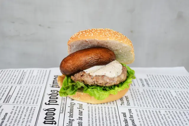 貝羅菇漢堡，醬汁:黑松露醬，配搭:牛肉、貝羅菇、洋蔥及生菜。