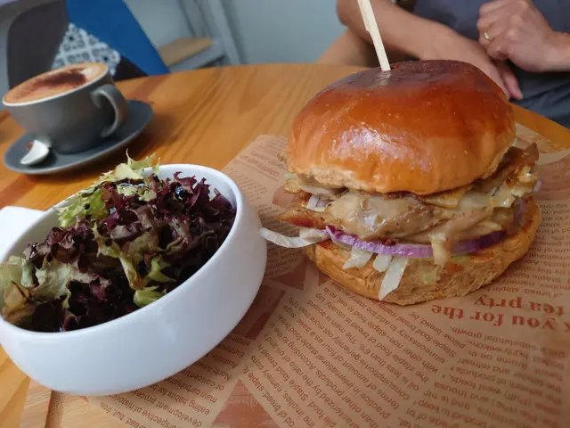 lunch set之中價錢最平的一款漢堡。雞扒味道唔錯，唔會太多醬料而導致太heavy，適合比較清淡口味的朋友仔。今次係第二次係WhySo食lunch，整體覺得比較滿意，係值得一試的餐廳。78蚊有一份係沙律，包一杯咖啡或茶，覺得價錢都算比較適中。