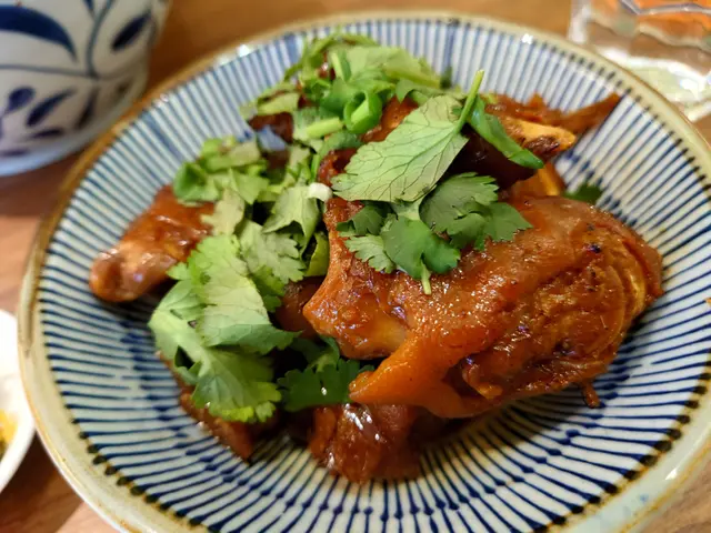 豬手非常入味，好腍。並唔係簡單紅燒，而係有一種特別香味，相信就係秘製醬料喇！豬手亦都處理得比較乾净，無豬毛。雖然只有幾舊，但係因爲只係58蚊，所以都覺得比較合理。好彩有呢款豬手，如果唔係，真係要俾春水堂一個超級負評喇！