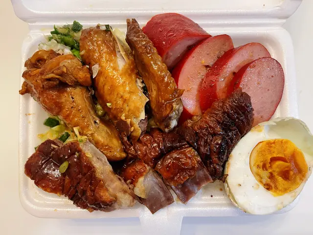 一打開盒飯 簡直可以用滿到瀉嚟形容 裏面有燒鵝、油雞、紅腸、鹹蛋 咁抵食真係邊到搵😆😆