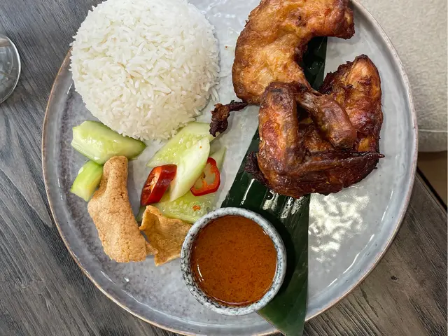 ᴀsᴏᴋ ᴛʜᴀɪ 燒雞飯