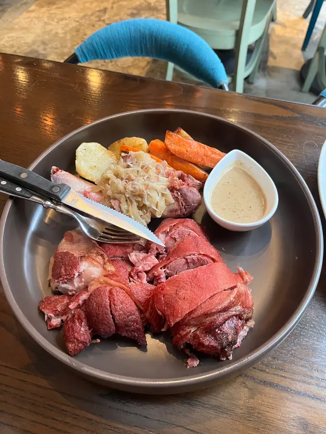 招牌德國鹹豬手