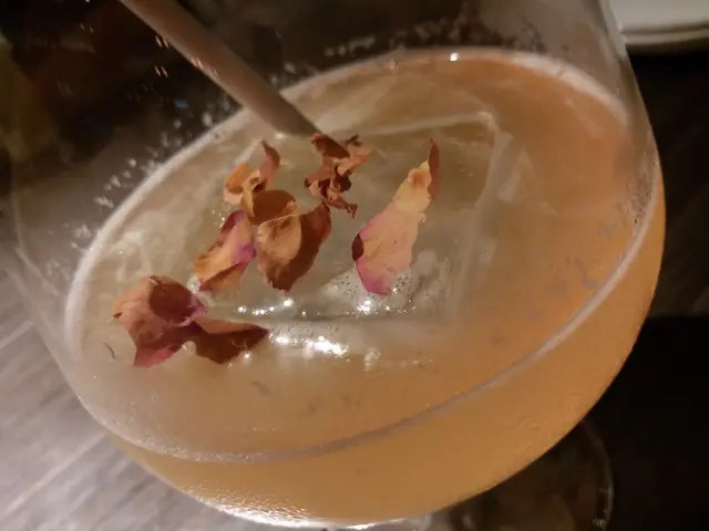 成份：Rose, Lychee, Plum Vinegar, Lime, Tonic
這杯飲品賣上精緻，中間有一夥很大塊不易溶晶瑩剔透的方形冰塊，令這飲品能張時間除了美觀外，更能長時間保存冰凍的溫度，冰塊上還灑上玫瑰花瓣，加上粉色的飲品，賣相很浪漫似的。至於味道呢！還未喝下時，已感受到那芬香撲鼻的玫瑰香，當中帶有一些荔枝的香甜及檸檬的清新，味道層次豐富，真的是很特別的一個飲品呢！