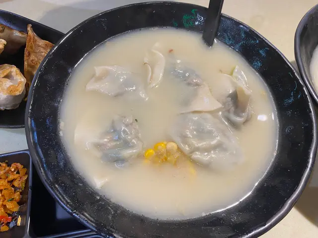 雲耳白菜豬肉餃拼菠菜馬蹄豬肉餃湯餃