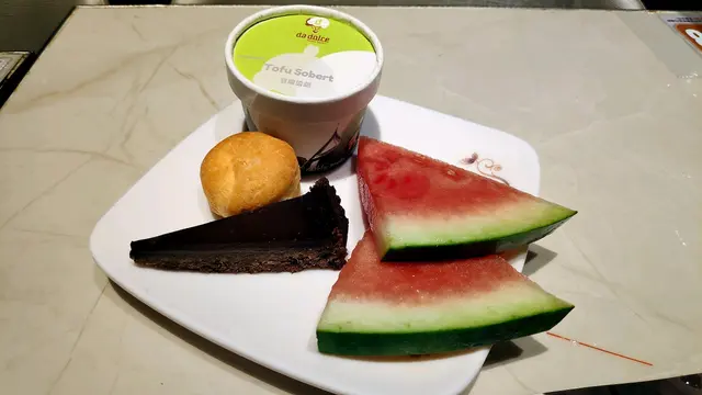 朱古力蛋糕好味,豆腐雪芭幾得意,味道偏淡,不過一試無妨 😉