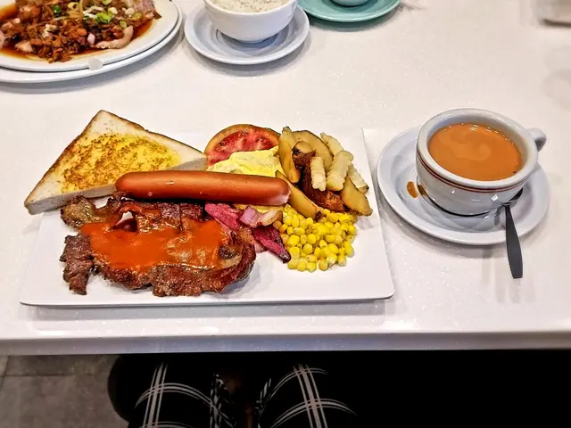 牛扒嘅口感都尚算鮮嫩多汁，炒蛋亦稱得上滑溜，但係蘑菇就淨係得兩三塊，加埋唔太新鮮，有一種畫蛇添足嘅感覺。期餘嘅配菜質素不過不失，值得讚賞嘅係有薯條同埋薯角兩種食物合體，層次感比較豐富。😋