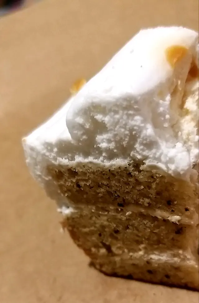 蛋糕外層的忌廉，淡淡的甜味與蛋糕的奶茶香很配