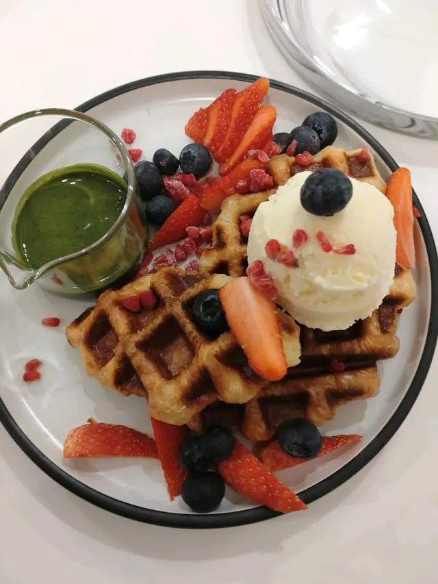  牛角窩夫+雜莓配抹茶醬