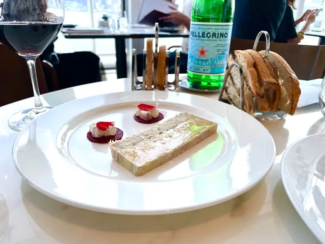 法式鵝肝與雞肉凍派 配柑橘酸辣醬及酸種麵包