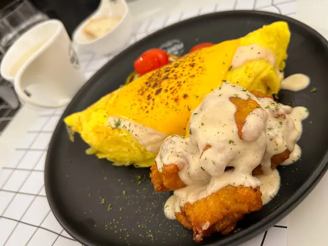 ULURU 特色白汁唐揚雞蛋包飯