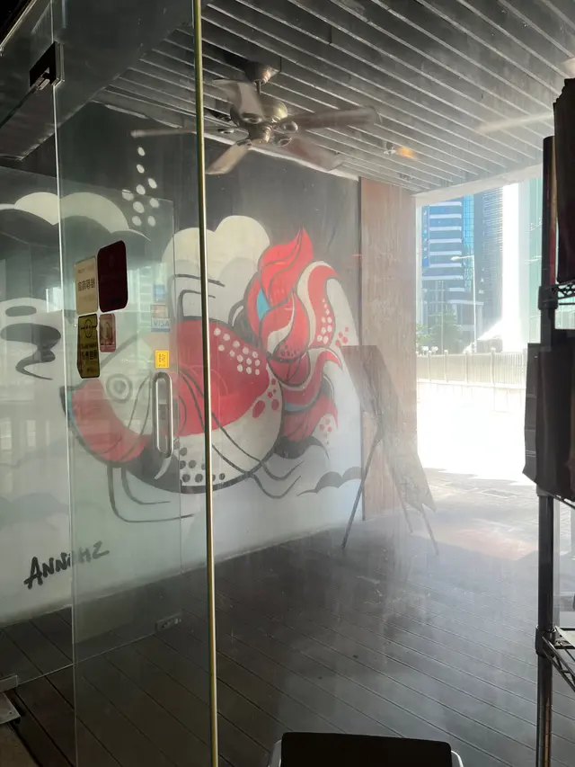 餐廳好大塵,可能門口就是馬路