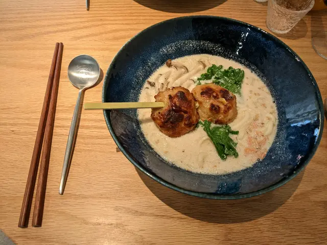 鯛魚白湯烏冬配日式雞肉串子