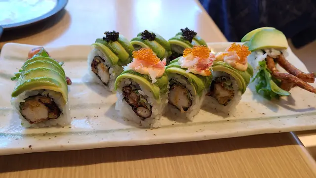 牛油果軟殼蟹卷