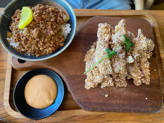 鹽酥大大雞扒魯肉飯