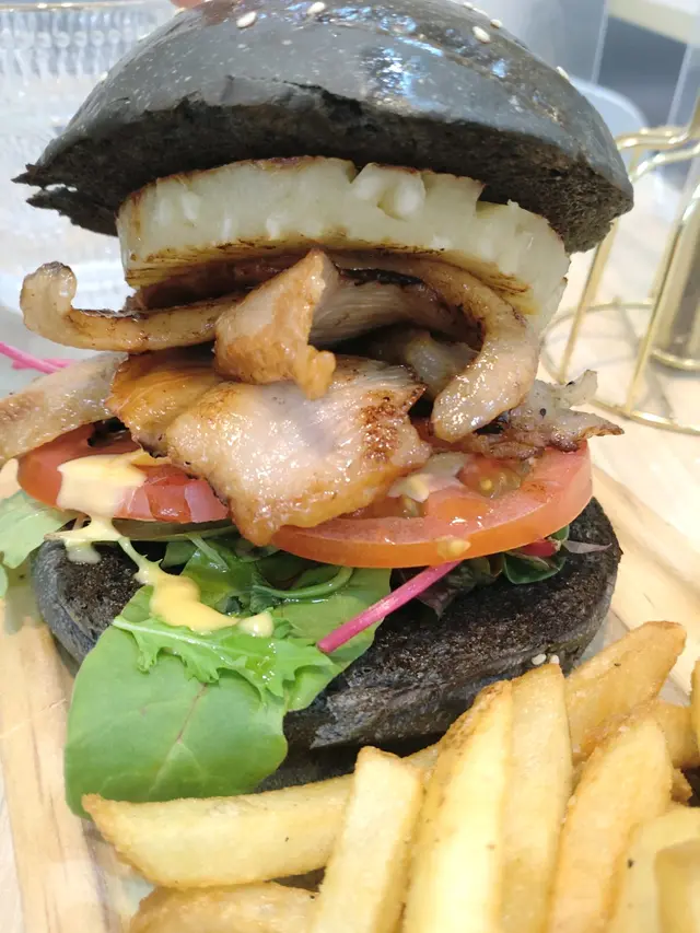 泰式豬頸肉菠蘿竹炭漢堡配炸薯條