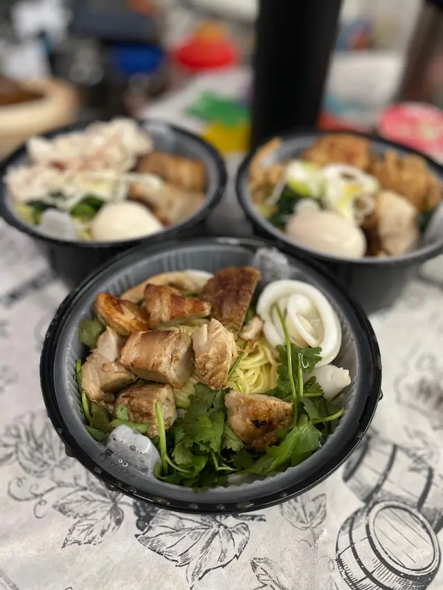 墨汁魷魚豚肉拉麵 