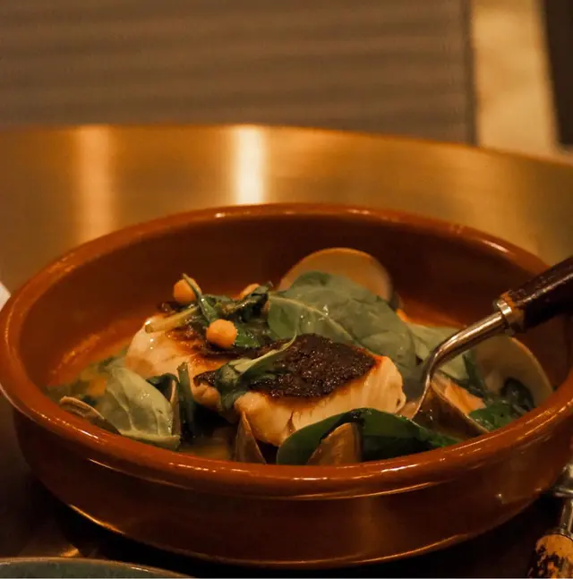 除咗主菜的魚 還有一點蜆肉 份量超大 蜆肉蠻新鮮 不會有沙 稍微調過味 魚肉口感紮實 如果魚皮可以煎得更加香脆會更好啦