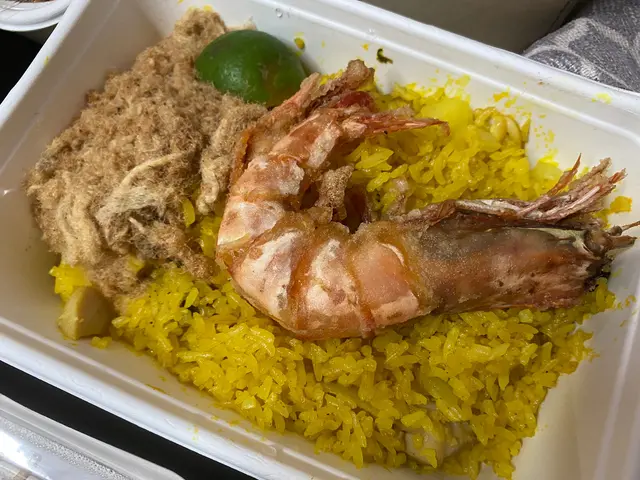 菠蘿肉鬆海鮮炒飯
