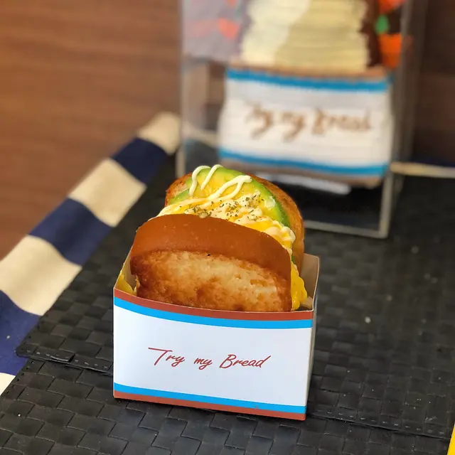 牛油果拼蝦仁滑蛋吐司