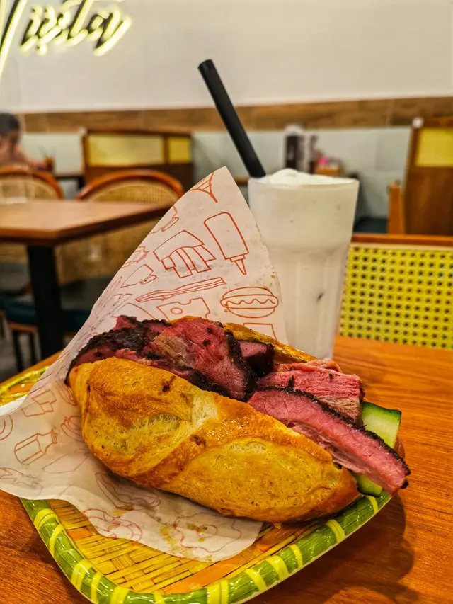 招牌燒牛肉法包