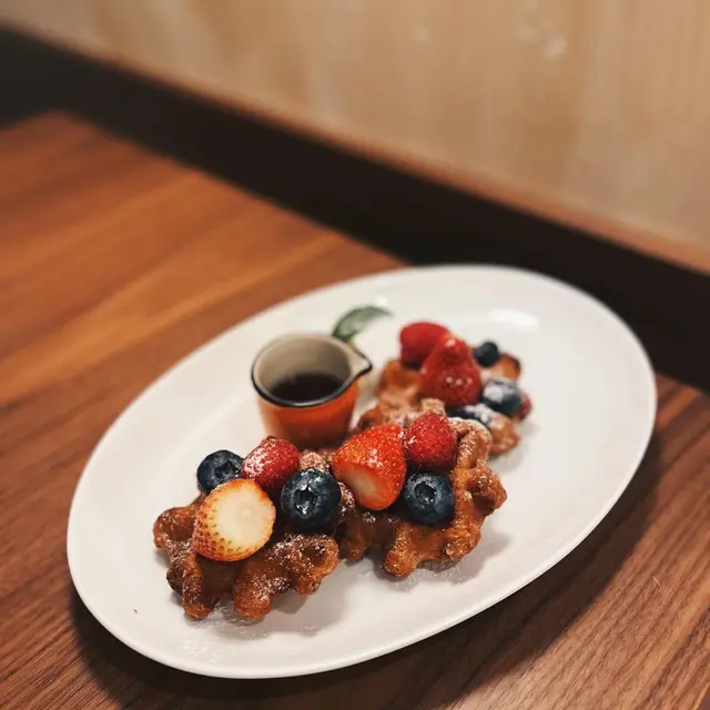 〔炸窩夫烤餅配鮮果、楓糖鮮奶油〕